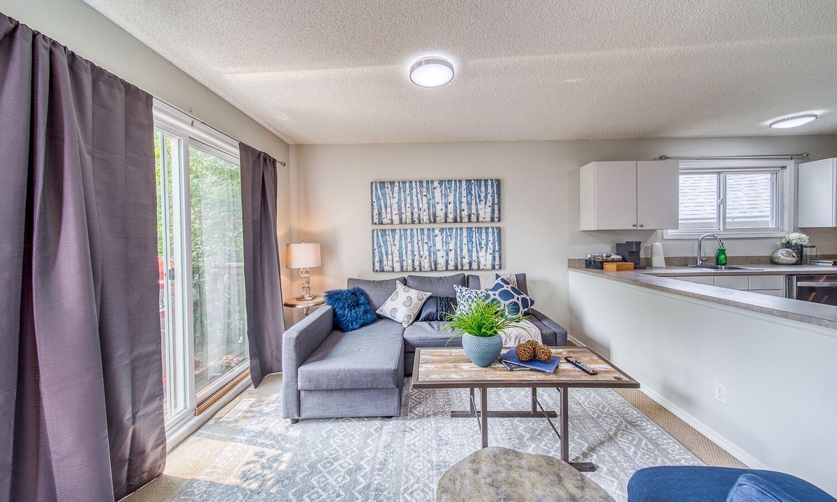 Mount Pleasant Apartment | $0 Cleaning, Close to Airport! Center of Calgary!