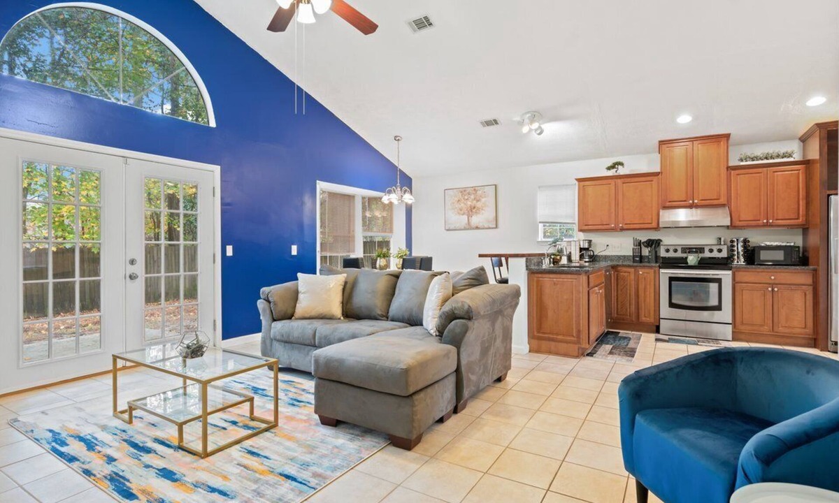 Colonial Oaks House | #1 Executive Rental - 75"TV King Bed + Large Yard