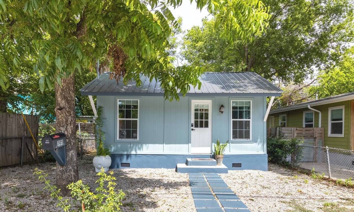 Holly House | 2BR ATX Cultural Heritage Gem | Walk to East 6thSt, Bars and Lady Bird Lake❤️