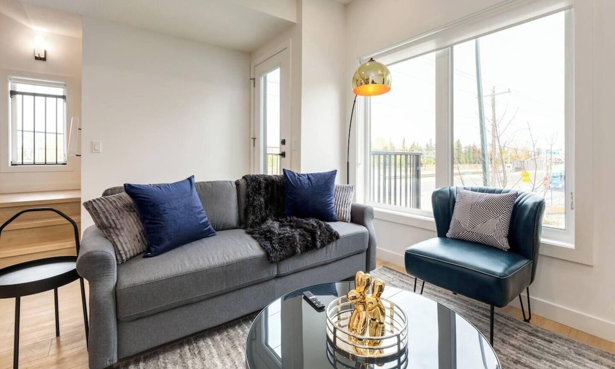 Shaganappi House | 3 BDR by Transit*Safeway*Walmart*17 Ave*10 Mins>DT
