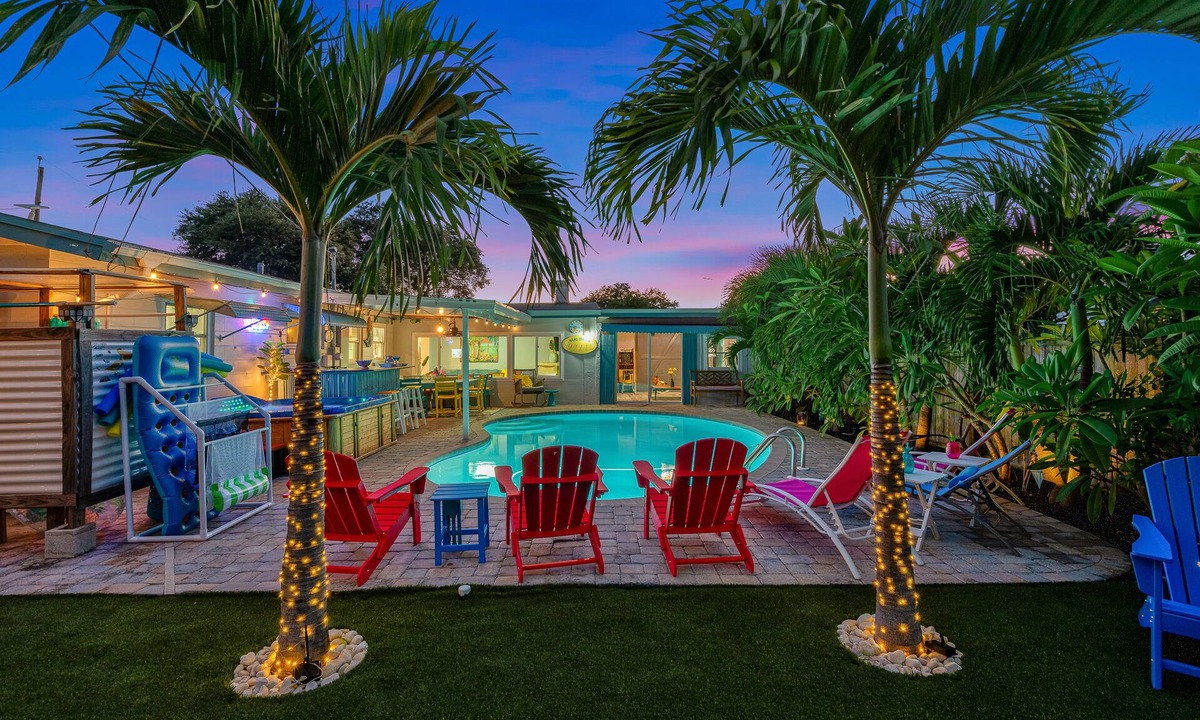 Seminole House | 3br 2b Tropical Paradise HEATED POOL & Hot Tub 5min to the BEACH🏝