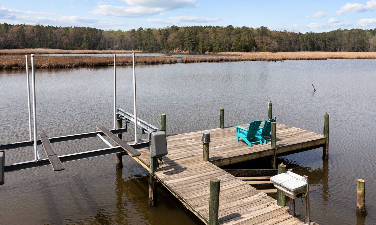 Nuttsville House | 3br/2ba Waterfront Home overlooks Private Dock. 2+ acres of front yard Games