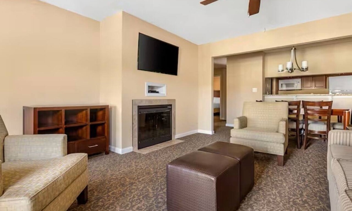 Berkeley Condo | 4 BDRM SLEEPS 16 GREAT LOCATION NEAR BUSCH GARDENS INDOOR OUTDOOR POOLS HOT TUBS