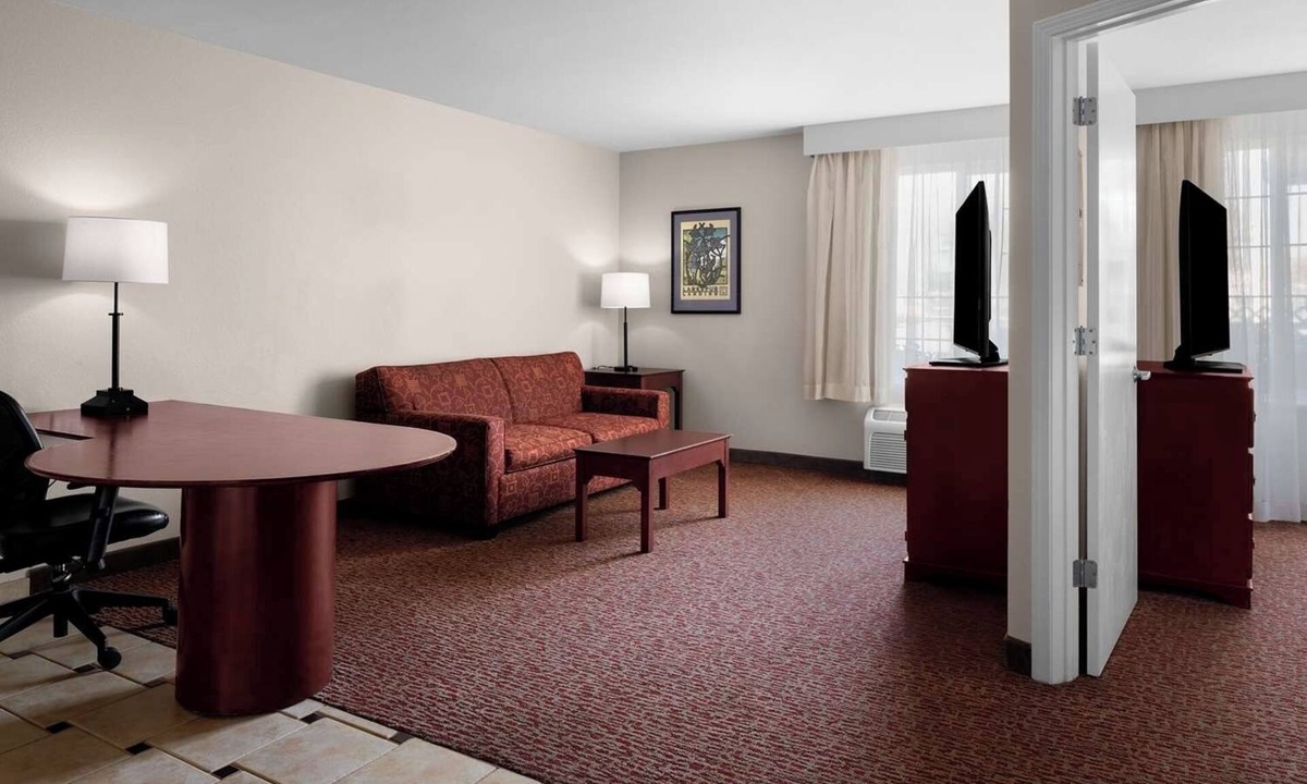 Hillsboro Hotel | 4 Comfortable Suites w/Fireplace & Separate Living Space – Near Intel Campus