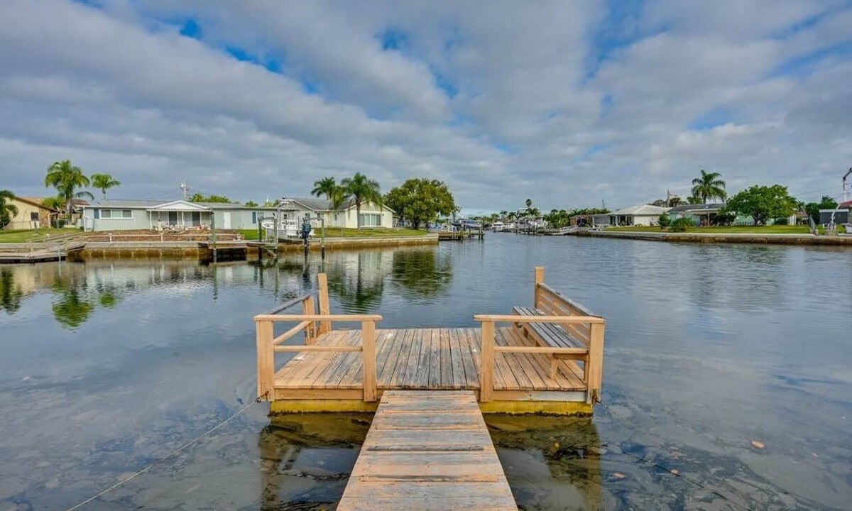 Flor-a-mar House | 4 Mi to Beach! Waterfront New Port Richey Retreat