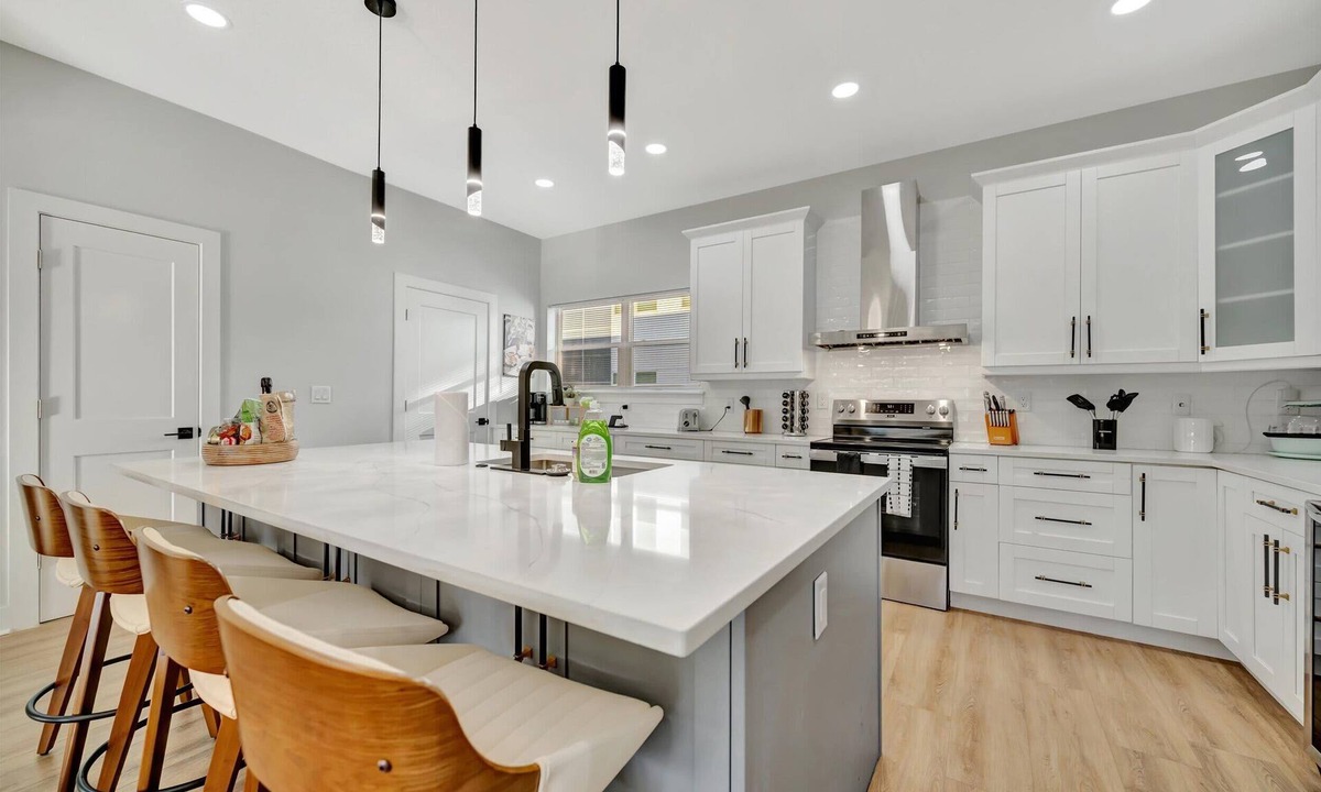 Tampa Apartment | 4br3ba Modern Sleeps 10 8 Minutes to Raymond James