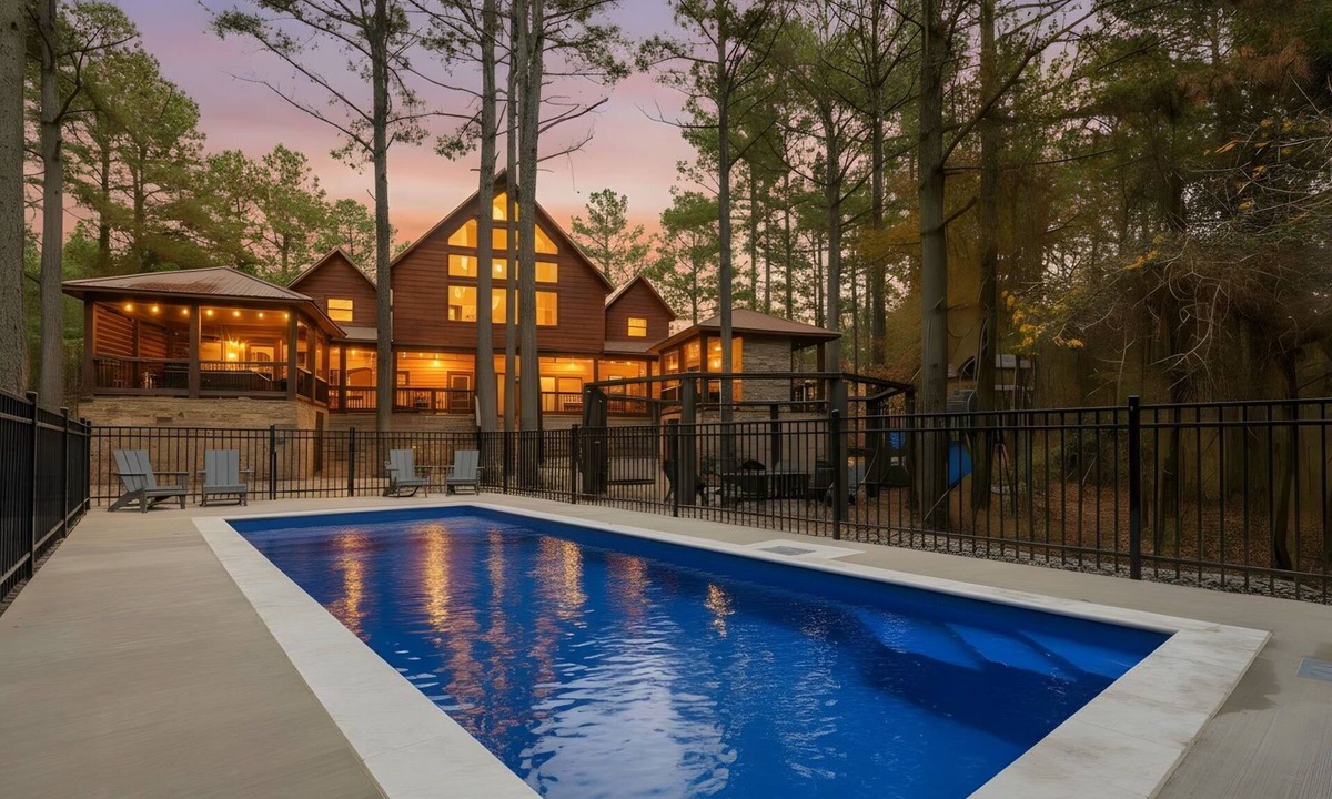 Hochatown Cabin | 5‑Bedroom Cabin Heated Pool Pickleball Sleeps 24 1 Mile to Hochatown