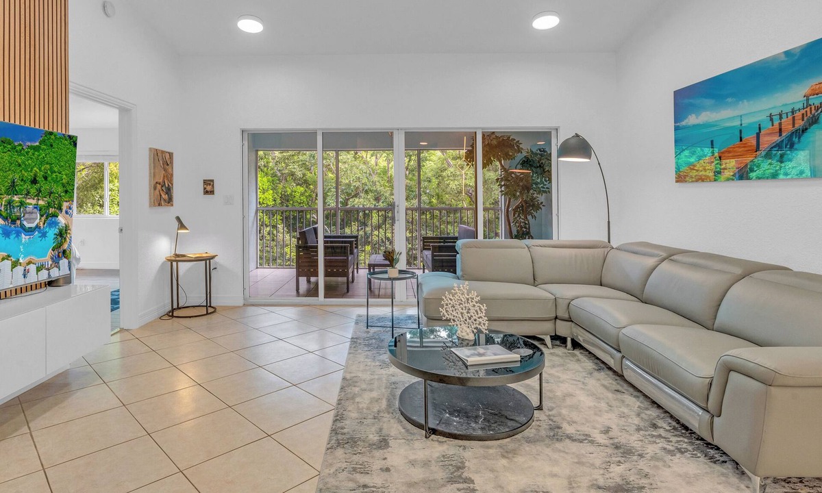 Rock Harbor House | 812 Mariners Club - 4 bedroom townhome with comfortable open living area