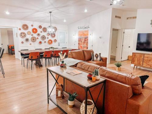 Cottonwood-Verde Village House | 8BR 5BA, sleeps 20, 15 min to Sedona, walk to trails!