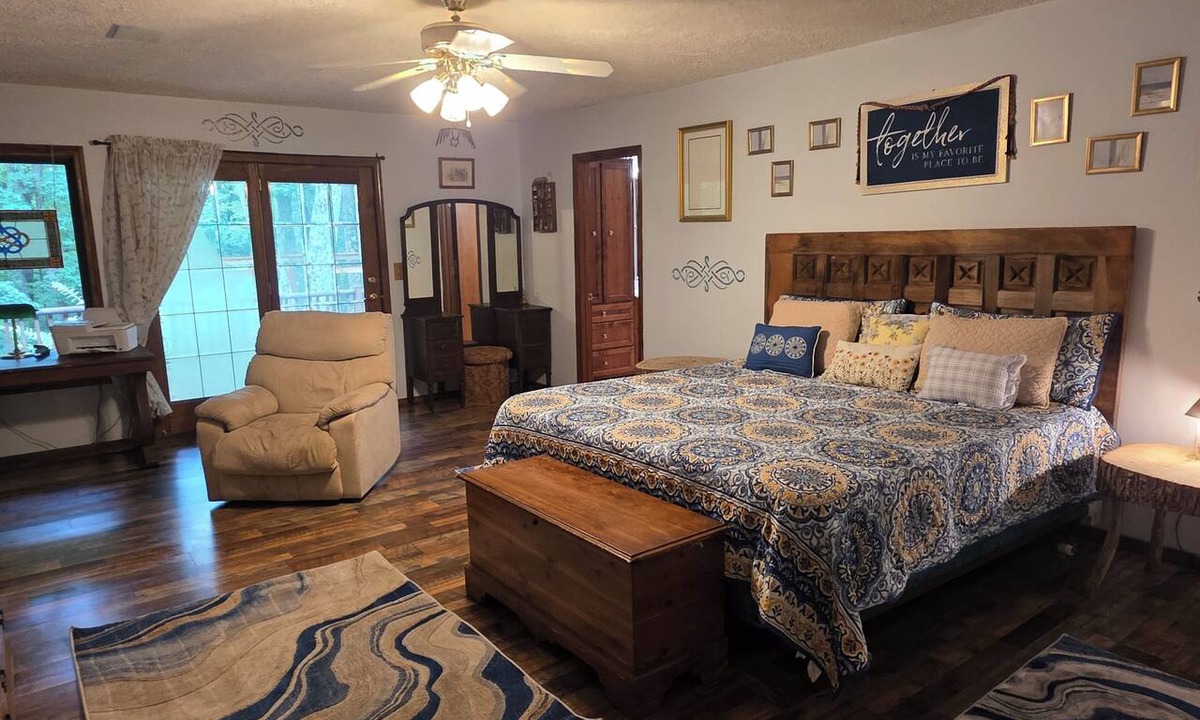 Hico House | A real home where hospitality meets history/Spacious house/13 private acres