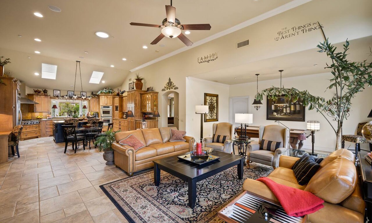Fallbrook House | A Taste of Tuscany -Just 5 Minutes to Golf and Wine Tasting