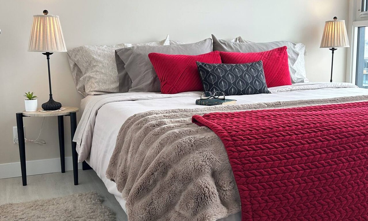 Sunnyside Condo | Air Conditioning | King Bed | U/G Parking | Easy C-Train