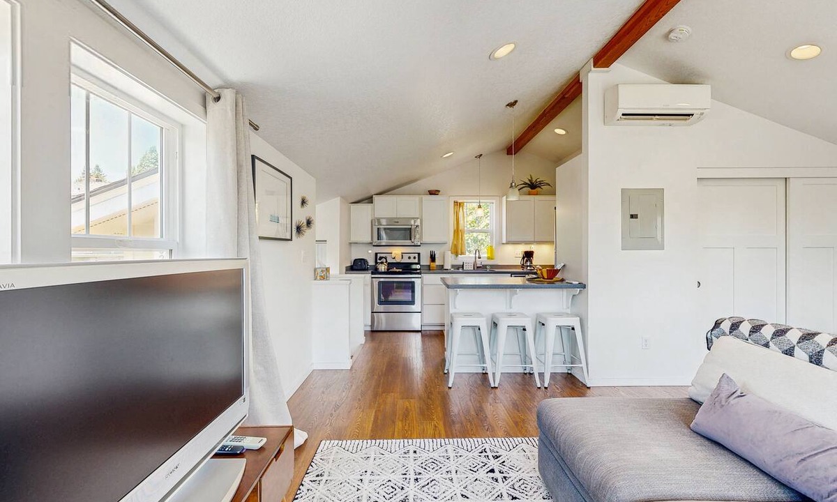 Alameda Apartment | Airy retreat with free WiFi, balcony, & kitchen, in the heart of NE Portland