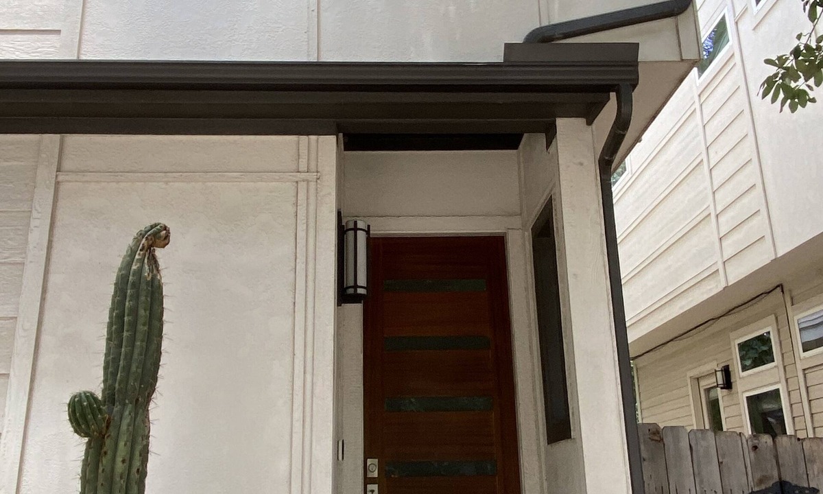 East Cesar Chavez House | All the comforts of home in a location that combines privacy with accessibility