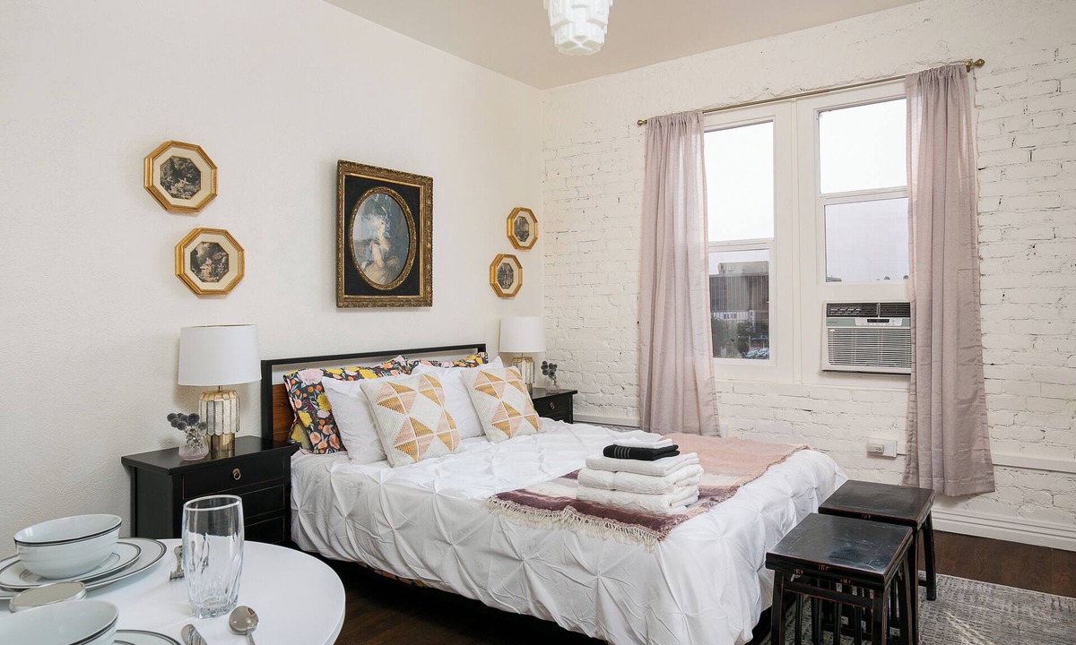 Westlake Apartment | Amazing studio with AC in vibrant Los Angeles