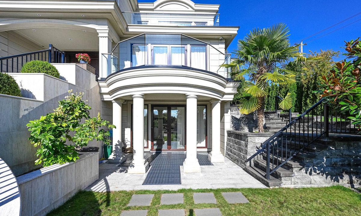 Hollyburn House | Ambleside Modern 2BDR Suite Ground level 2 bedrooms suite with separate entrance