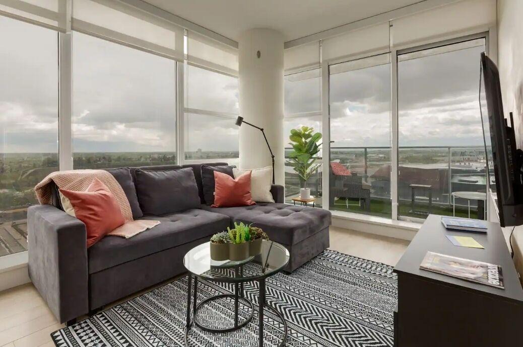 Victoria Park Apartment | Angelite: Modern 2 bdrm downtown apartment with FREE parking, Wi-Fi, great views