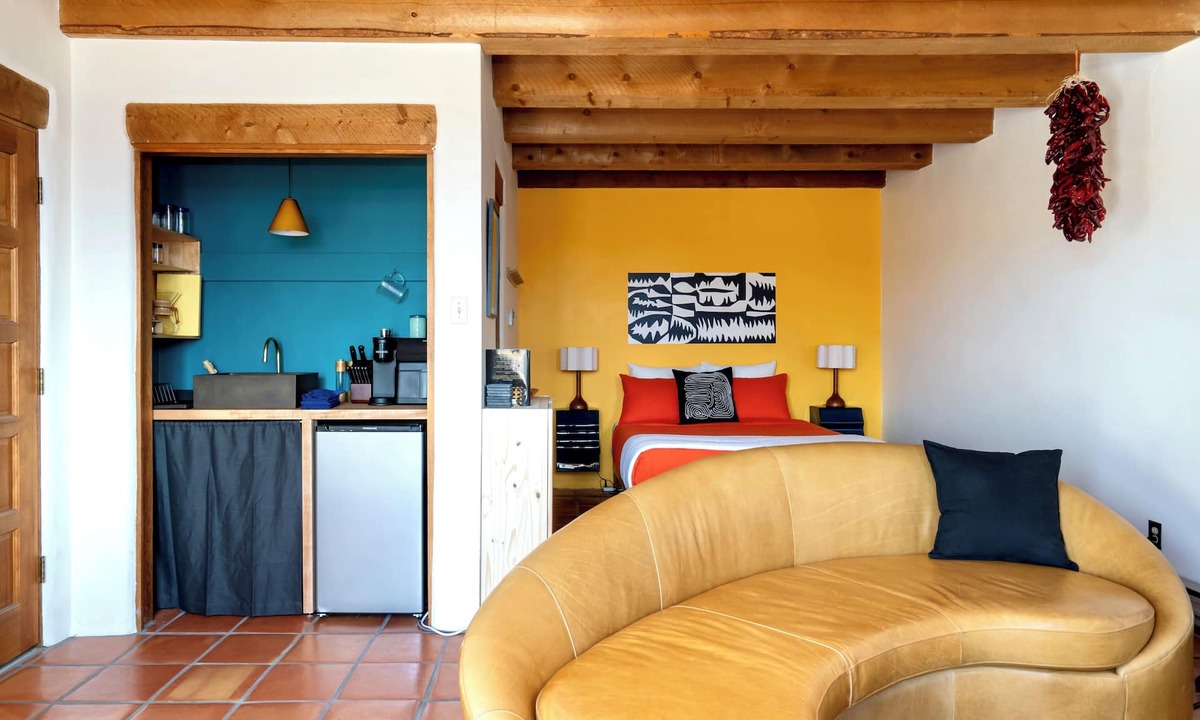 Arroyo Seco Apartment | Balcony daybed, fireplace & mountain views. Queen studio · kitchenette · fast WiFi. 15 min to Taos Ski Valley, 5 to Arroyo Seco. Sleeps 2.
