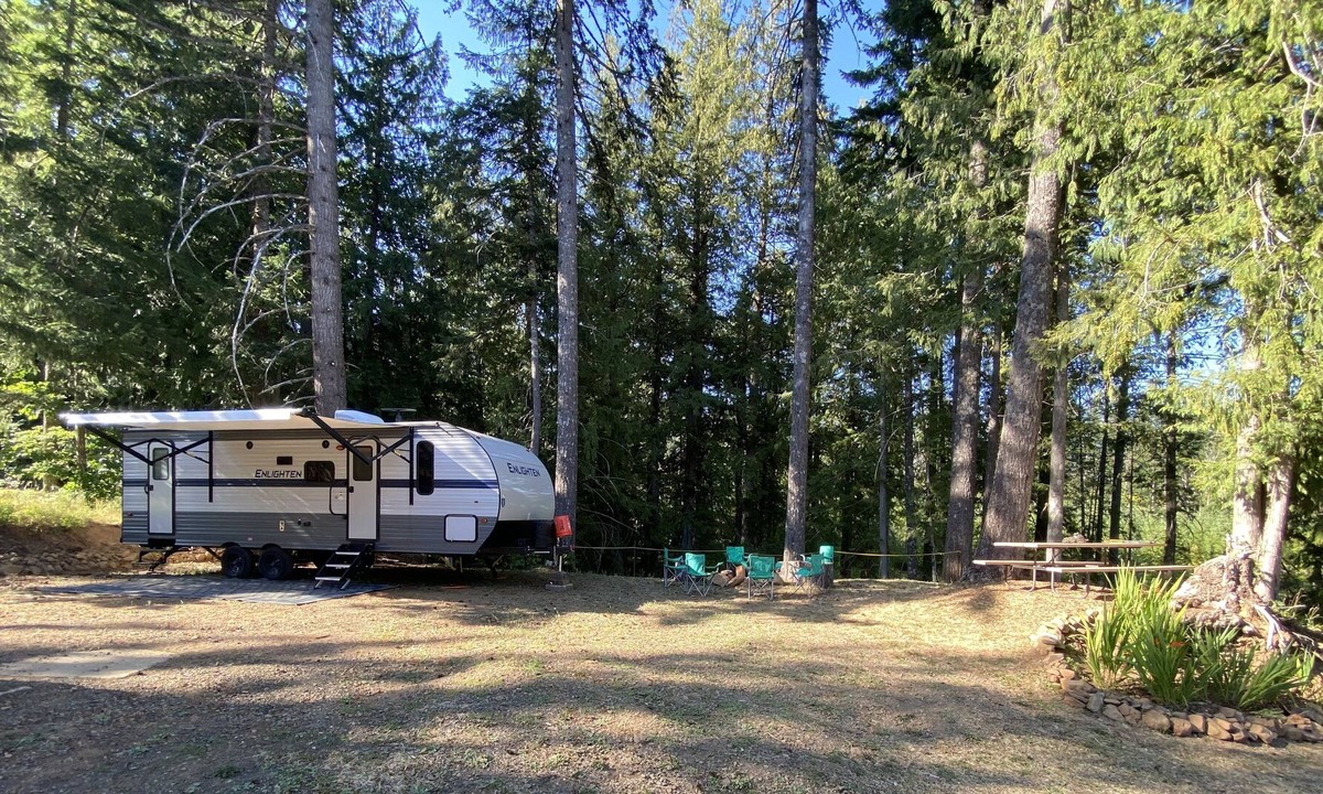 Cook House | Beautiful Creek Side Campsite on a Small Farm w/ 30ft Travel Trailer - Sleeps 8!