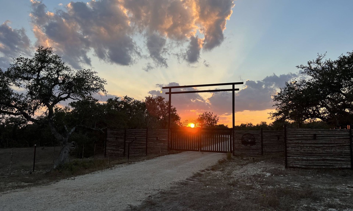 Wimberley Cottage | Beautiful Hill Country Charm. 88 acres with mini farm animals.