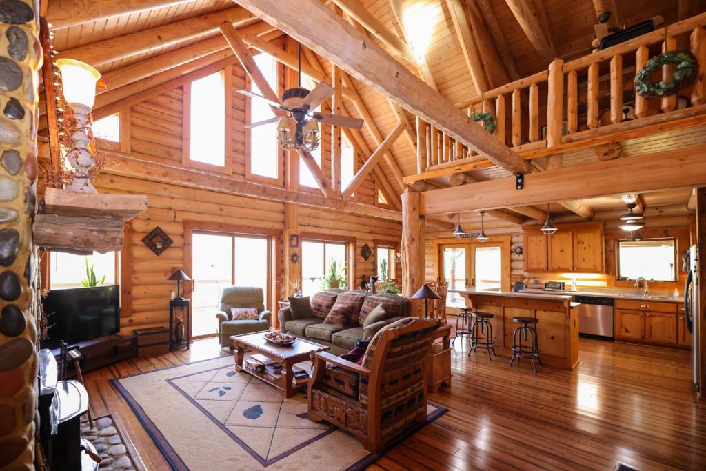 Stonehouse House | Beautiful River Front Log Cabin Near Williamsburg
