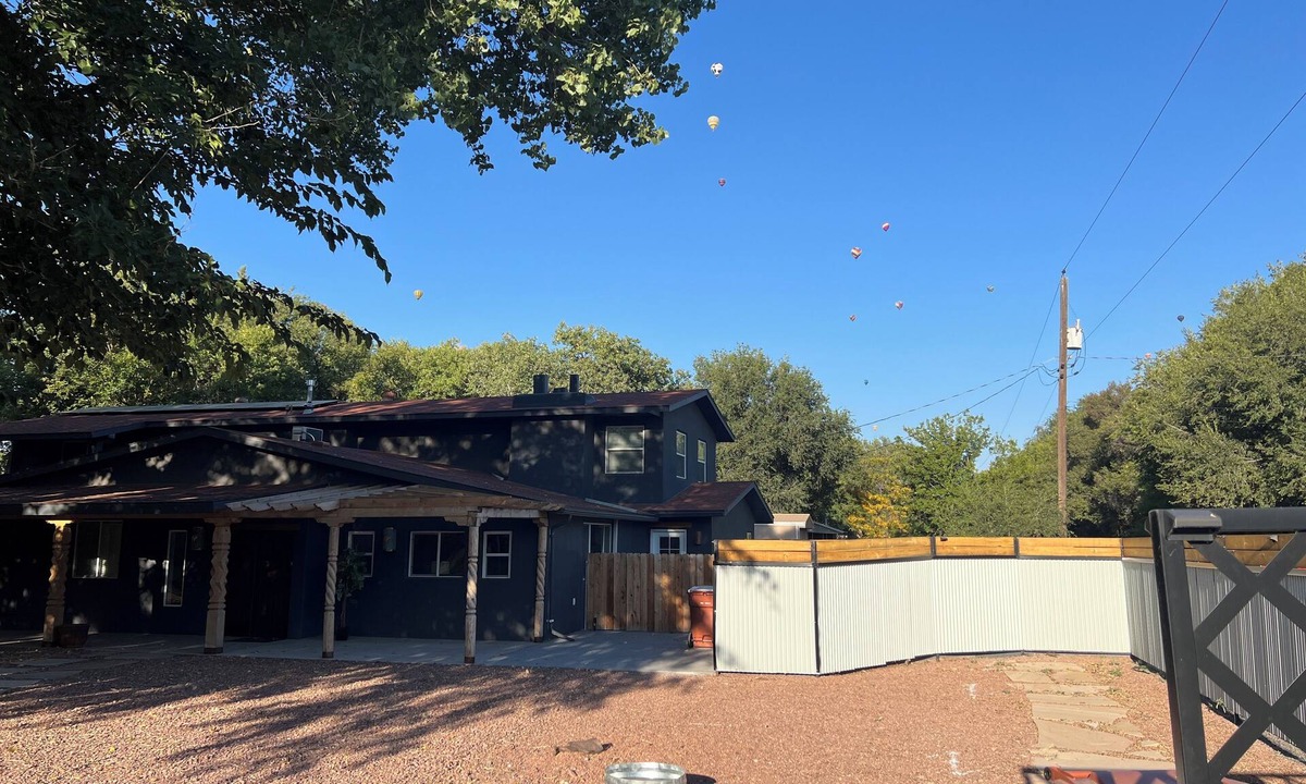Corrales House | Beautiful Spacious 4-bedroom home in Corrales with WiFi, AC and gourmet kitchen.