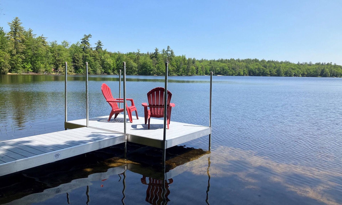 Eidelweiss Village House | Beautiful Waterfront Getaway | Water's Edge Dec |Kayaks and Canoe | Sleeps 5