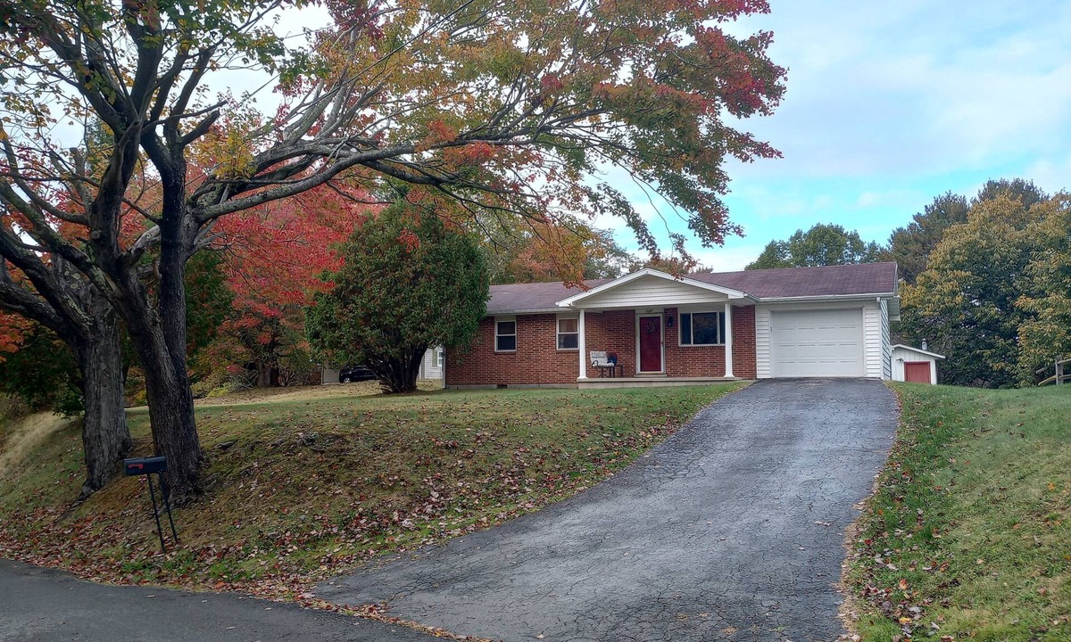 Bradley House | Beckley Escape . Near the Crossroads Mall and 20 minutes to the New River Gorge