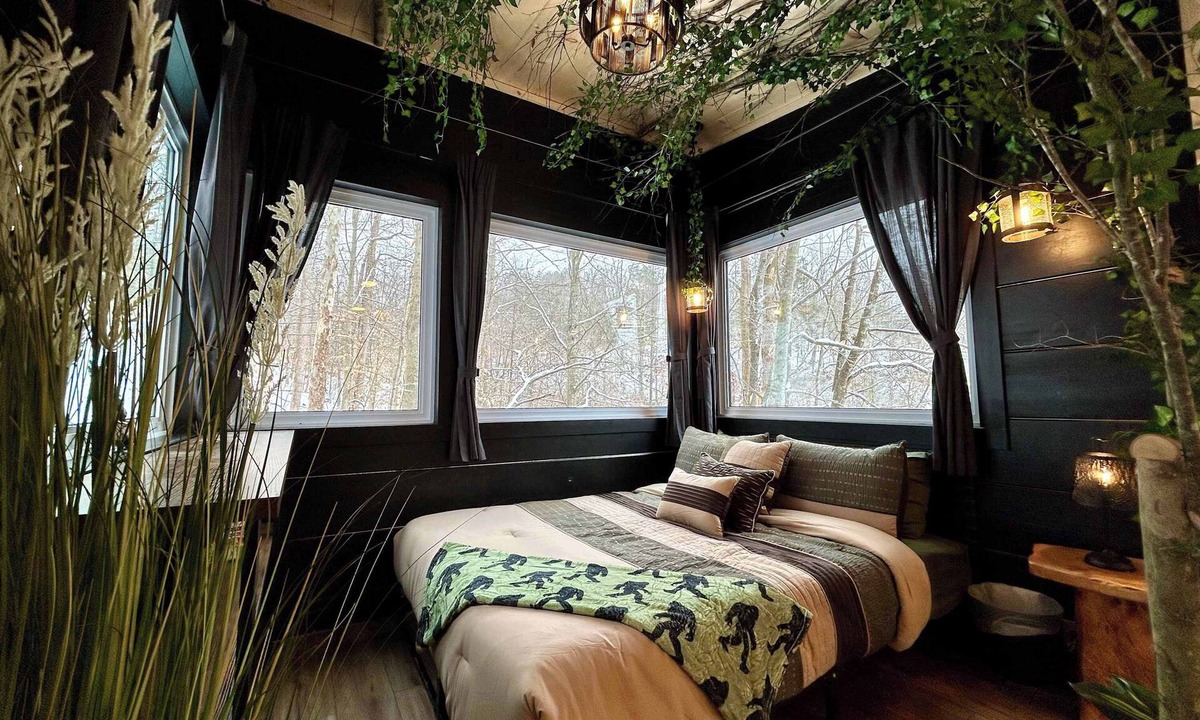 Slade Cabin | Bigfoot's Bluff | Hot Tub| Forest Canopy Cabin RRG | Located 5 Min From Nada Tunnel!