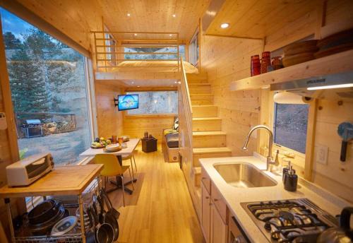 Arroyo Hondo House | Bougie TinyHome w View & Hot Tub near Hot Springs