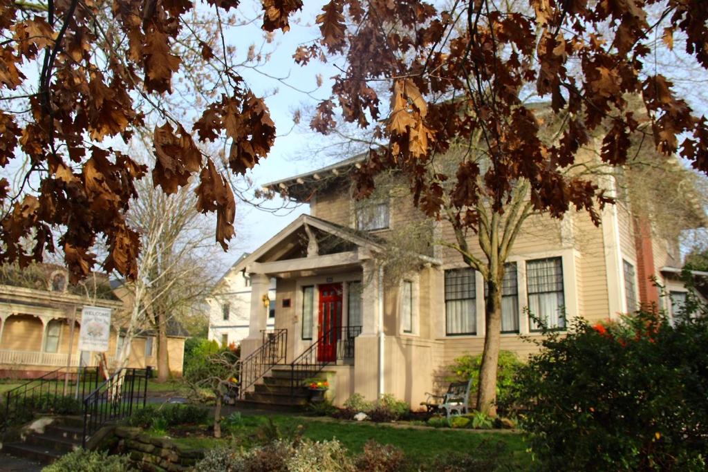 Downtown Vancouver Hotel | Briar Rose Inn Vancouver WA USA