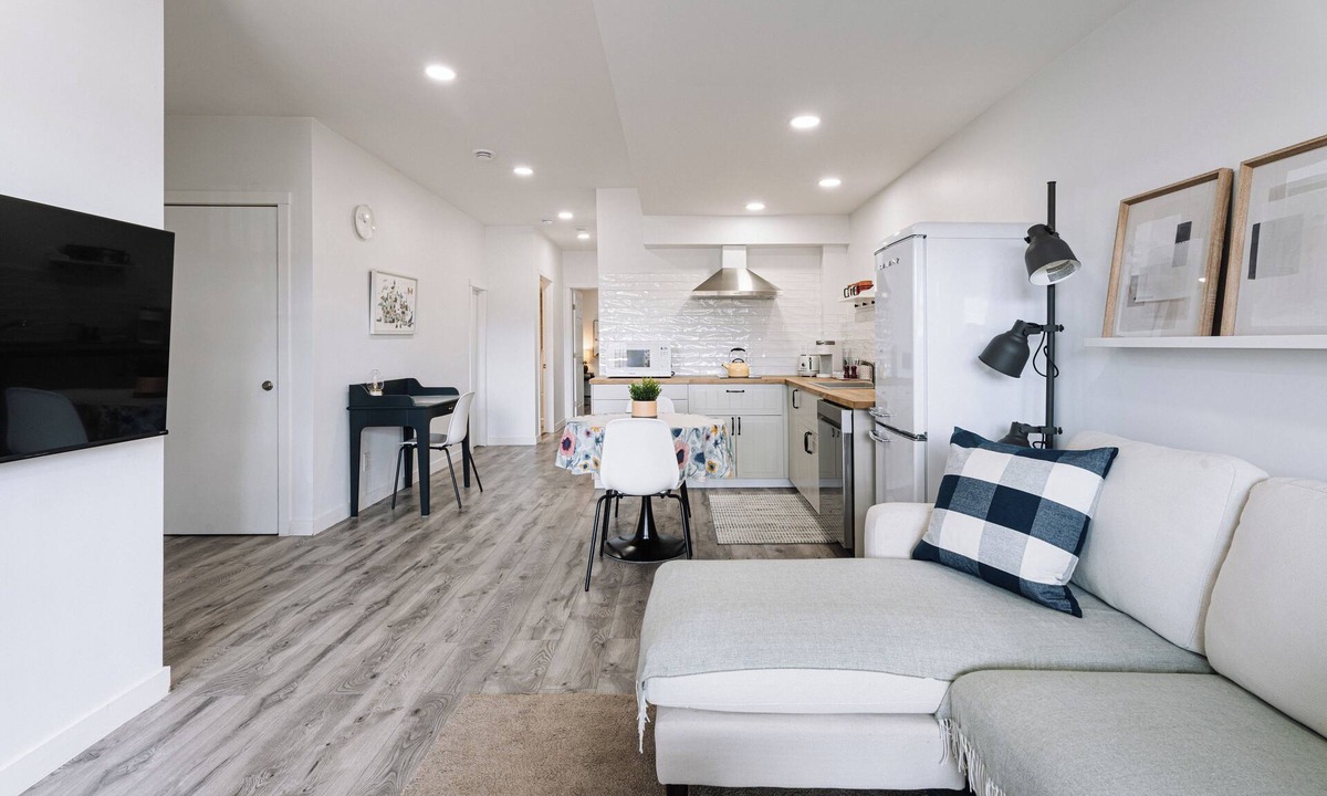 Keith House | Bright &Spacious 1BR | Queen + Twin | Pond View