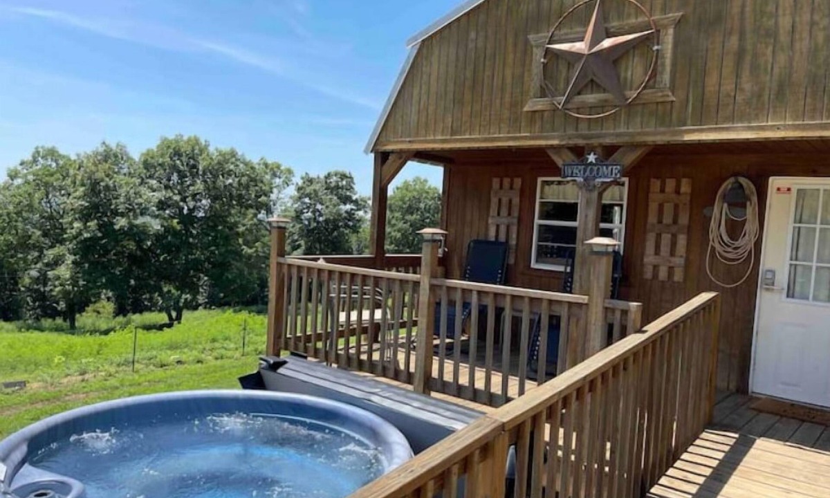 Compton House | Buffalo River Cowboy Cabin Getaway and HOT TUB!