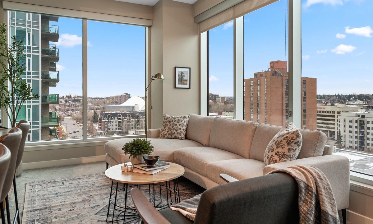 Victoria Park Apartment | Calgary Tower Views / King Bed 2BR with UG Parking, Downtown, Walk to Saddledome