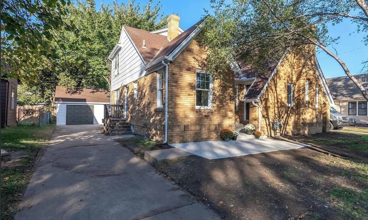 College Hill House | Captivating Rose Cottage-3 King Beds-College Hill