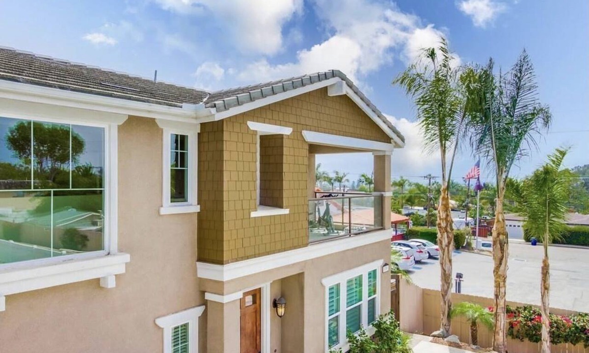 Cardiff-by-the-Sea House | Cardiff 5 bedroom home w/pool & gated driveway near beach