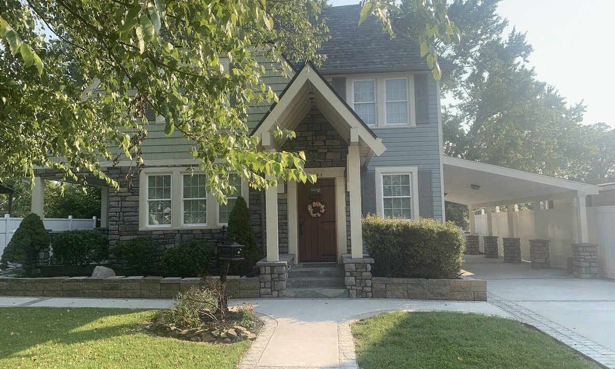Ashland House | Carroll Manor: RecentlyRenovated English Tutor. Sleeps 8