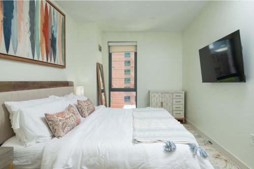 West Fens Apartment | Central 2BR Den Fenway Walk to BU Longwood Red Sox