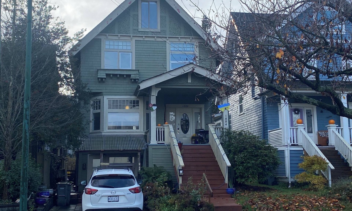Kitsilano House | Charming 1-bedroom suite in character home. WiFi and AC in Kitsilano. +parking