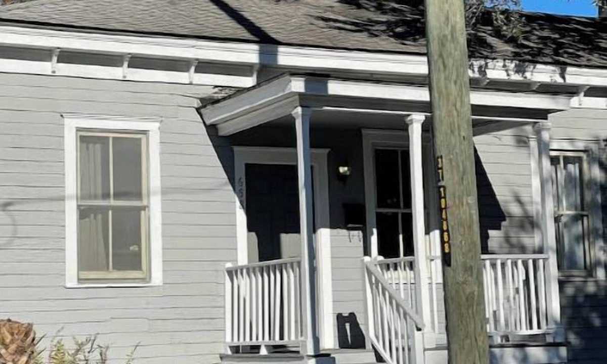 Dixon Park Cottage | Charming 2-bedroom cottage in lovely Savannah with WiFi, AC