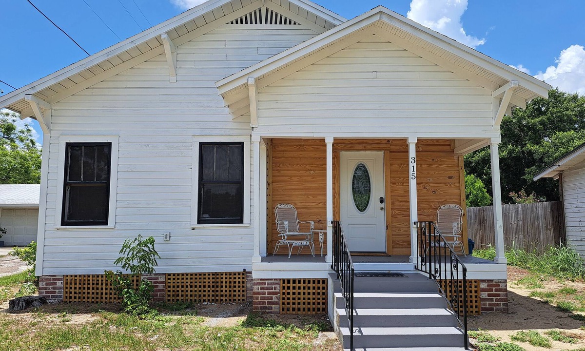 Lake Wales House | Charming 2-bedroom house in Downtown Lake Wales.