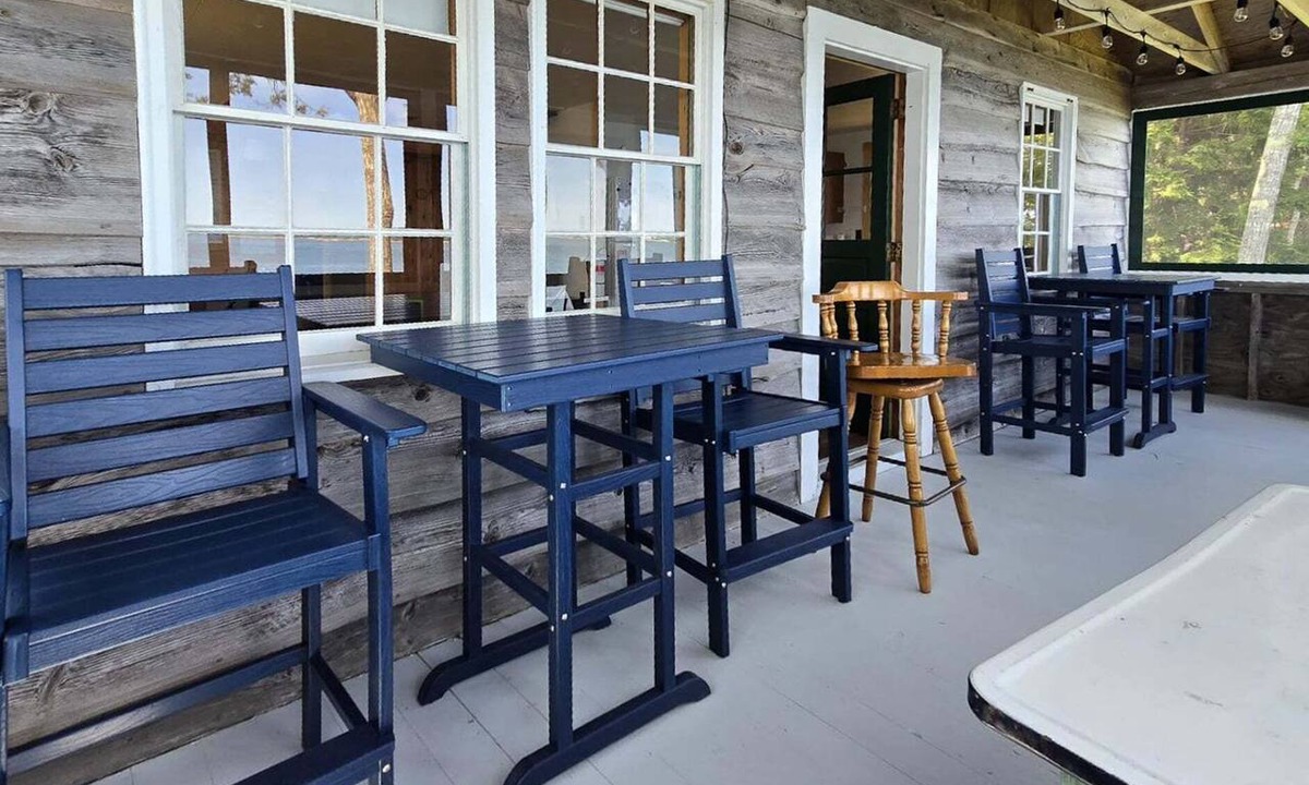 Mac Mahan Cabin | Charming 2-bedroom waterfront home in Wiscasset, ideal for family getaways.