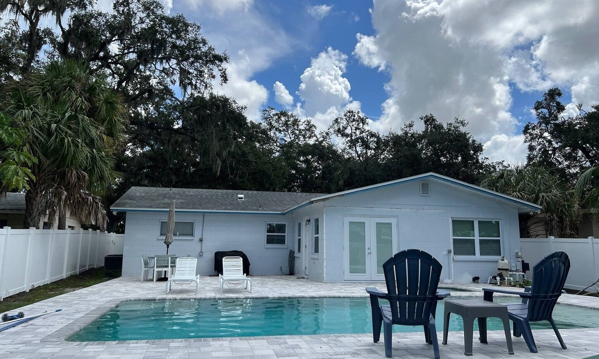Pinellas Park House | Charming 3-Bedroom Pool Home on a Dead-End Road - Close By Downtown and Beaches