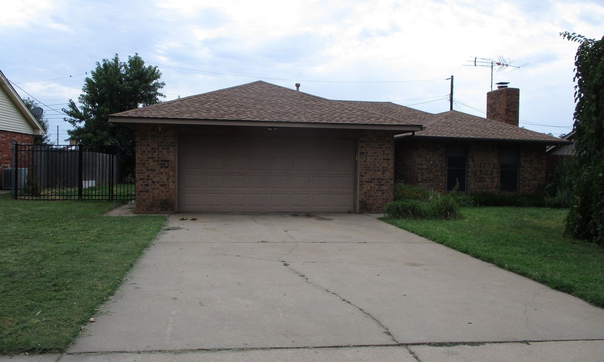 Ponca City House | Charming 3-bedroom house with WiFi , AC and Jacuzzi in Ponca City