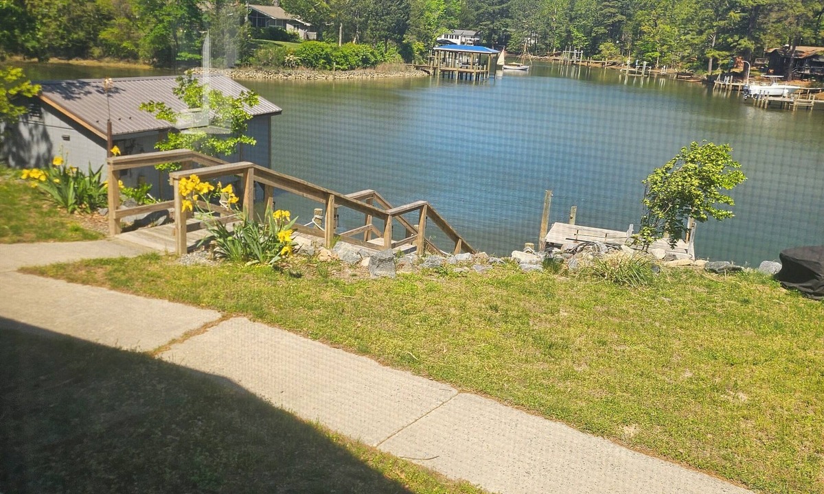Mount Holly House | Charming 3-bedroom waterfront house in delightful Montross with WiFi, AC