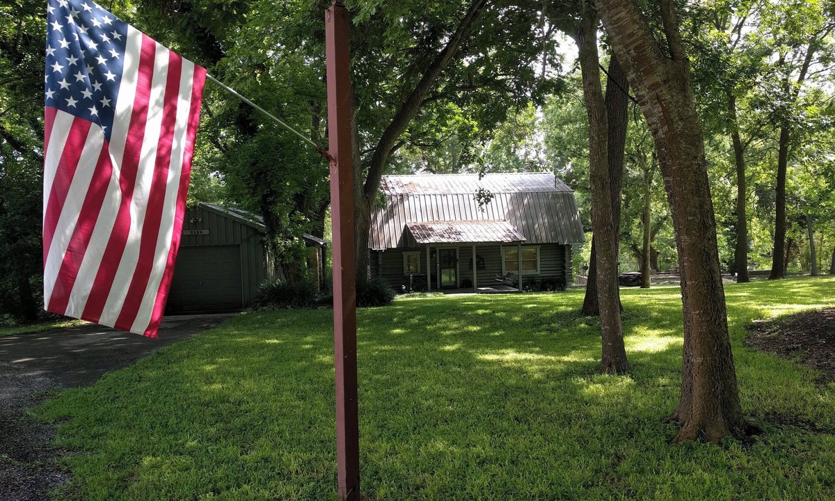 Canyon Lake Cabin | Charming Cozy 2-bedroom cabin with WiFi, in enchanting Canyon Lake on the River