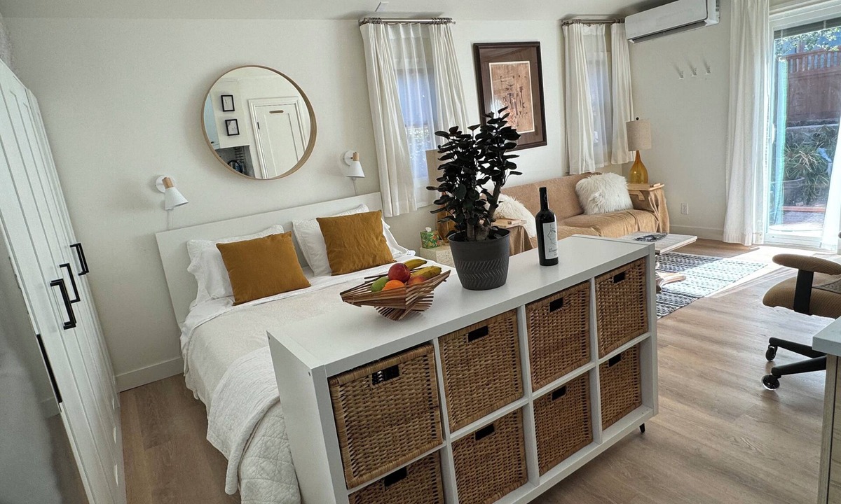 Eagle Rock Apartment | Charming studio with AC & Swimming Pool in vibrant NE Los Angeles neighborhood