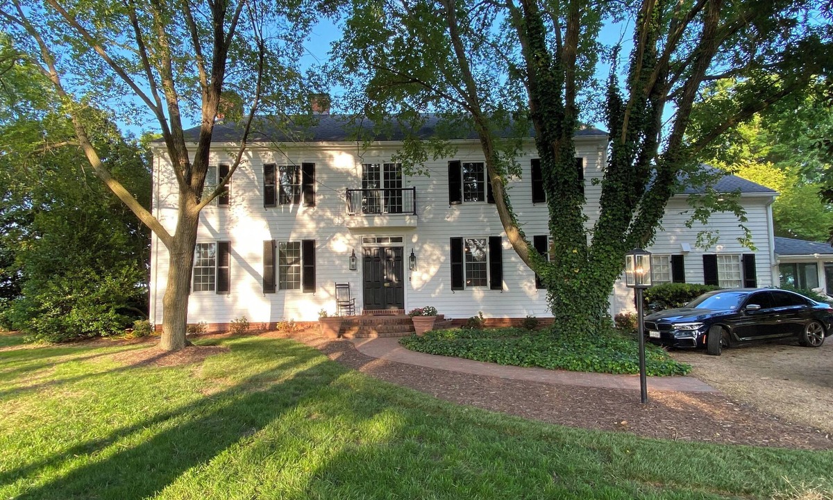 Wicomico Church House | Chesapeake Bay-front Estate minutes to Irvington, Kilmarnock Whitestone