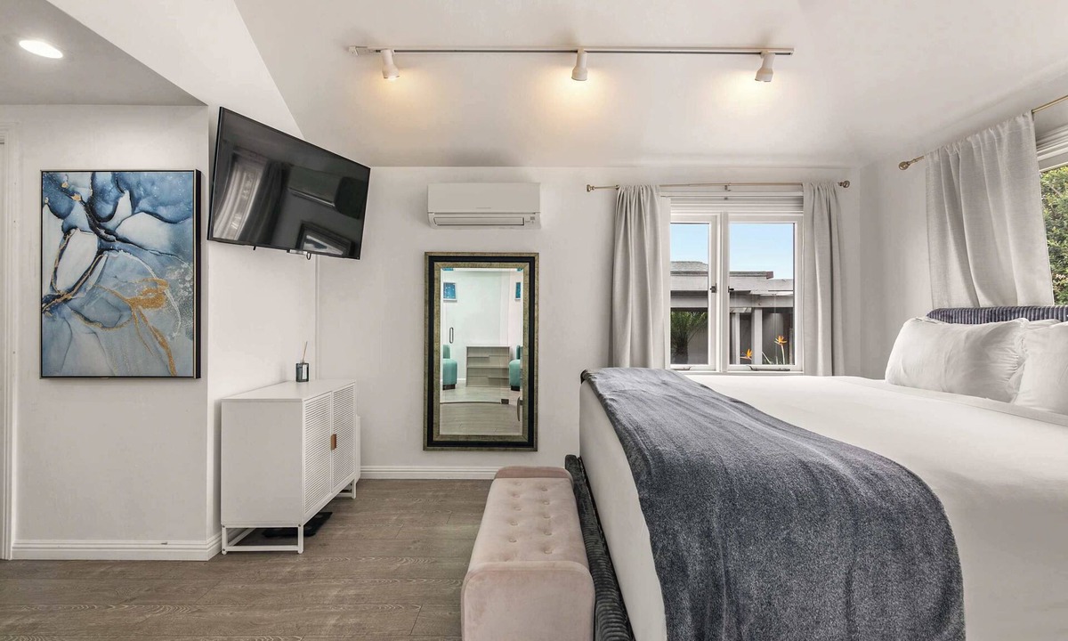 Village of La Jolla Apartment | Chic La Jolla Studio Steps to Ocean & Dining!