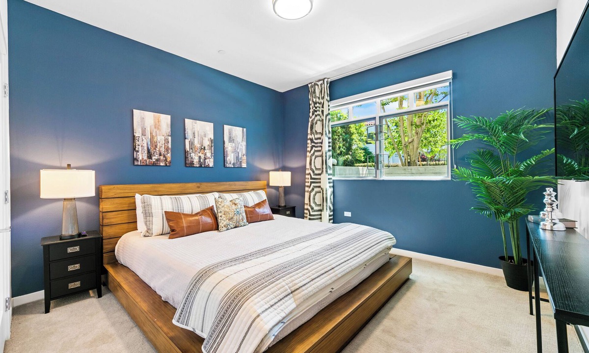 La Brea Apartment | Chic Spacious Apartment steps from LACMA with Patio, Pool & Den